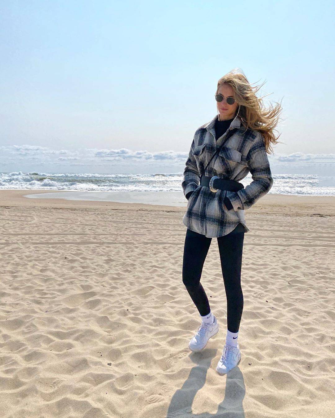 组图:乐福女友海边休闲 沙滩自拍与爱犬游玩