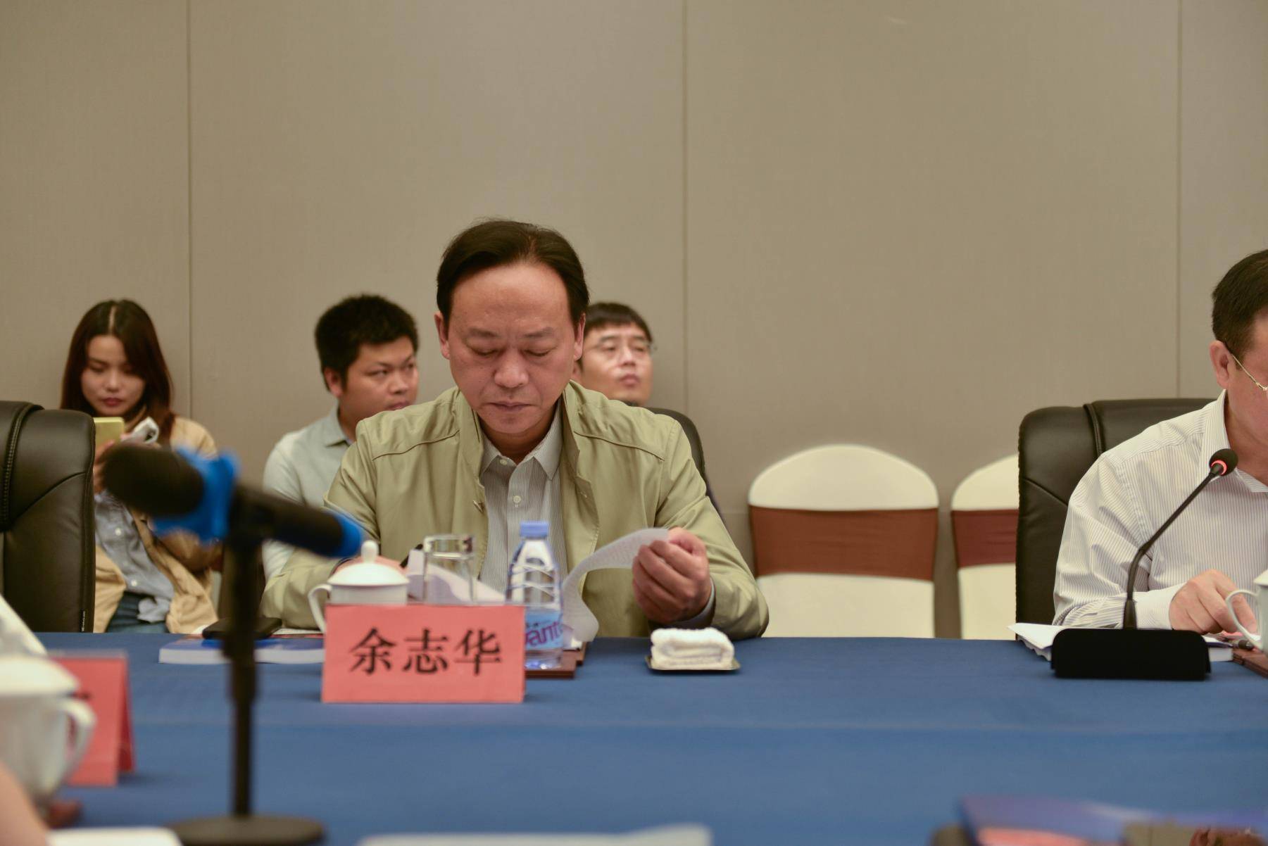 首先,景德镇市人民政府副市长熊皓代表创建主体向考评组汇报陶溪川