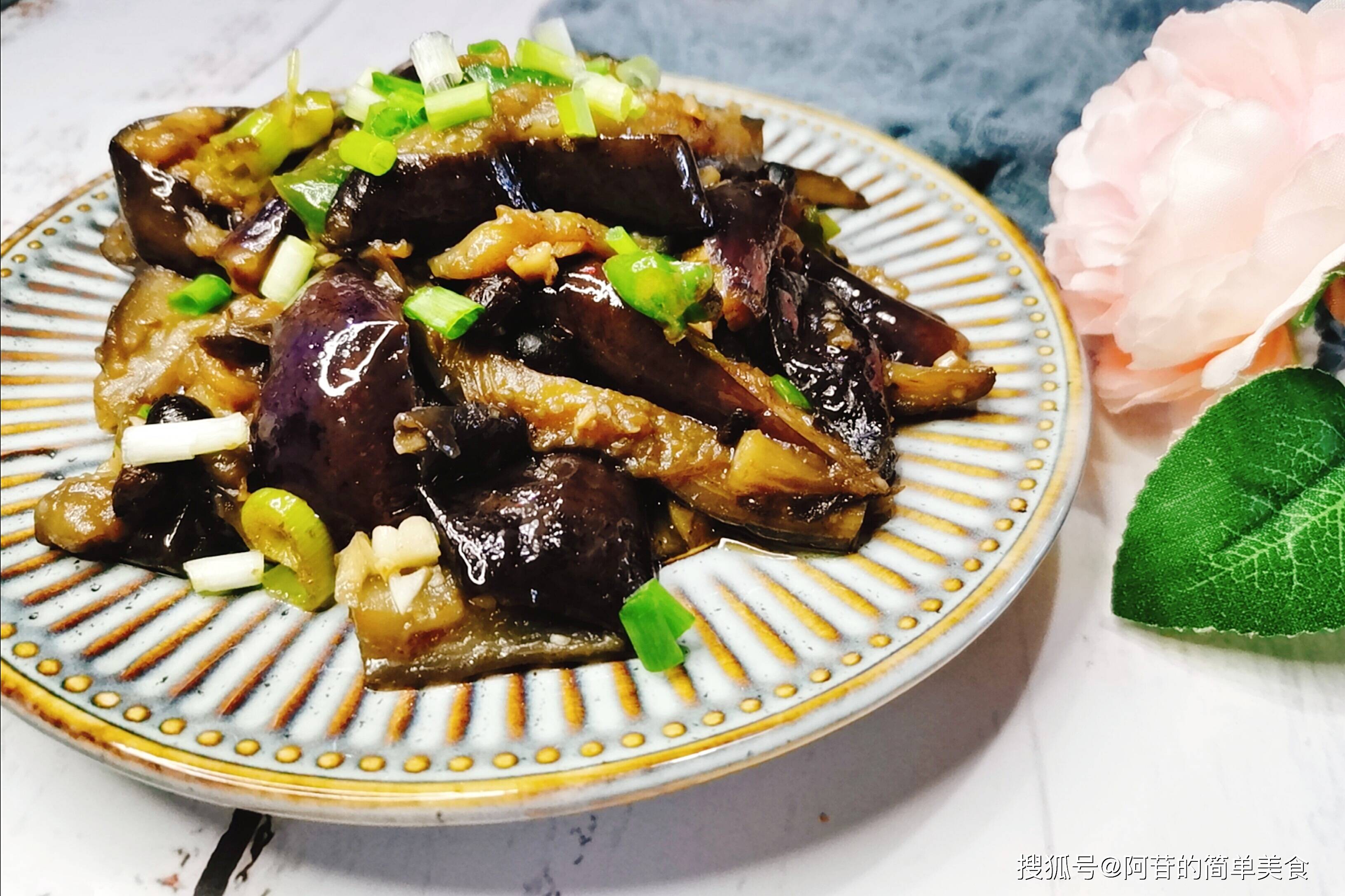 黑黑的豆豉不起眼,做成蒜蓉豆豉茄子后,鲜香味美太下饭