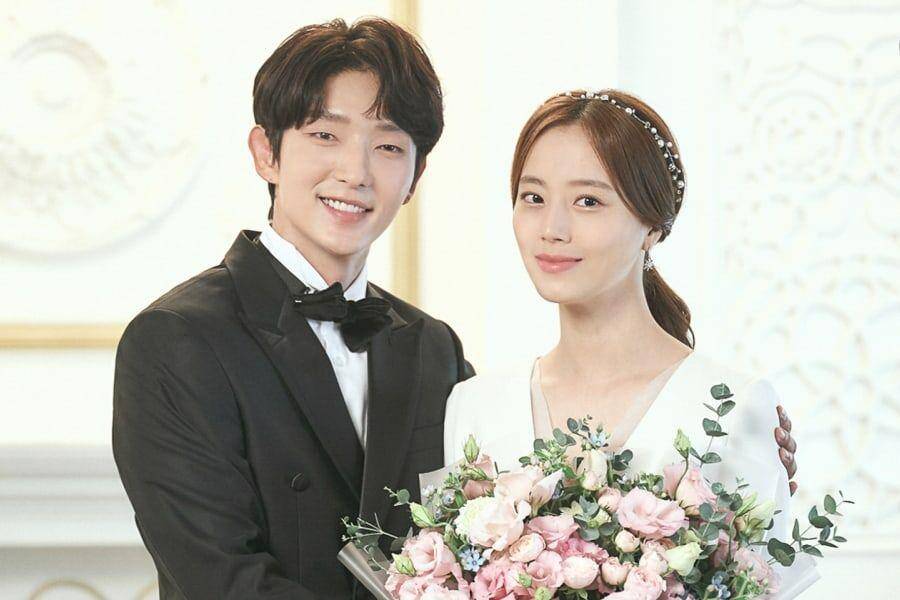韩国tvn公开了李准基和文彩元在《恶之花》中的角色的婚纱照