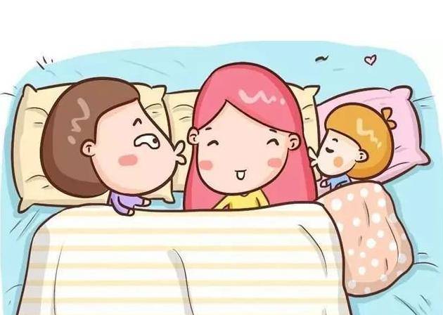 然后再弄个床围,有娃后小宝宝睡中心,或许小宝宝最里边,然后妈妈在中