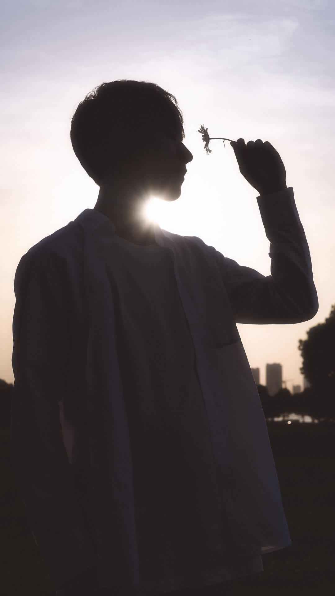 男生拍照pose大全,用简单自然的姿势,你也能拍照帅气有风格_手机搜狐