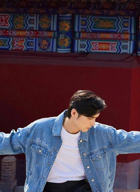 原创阿云嘎置身故宫角角落落身材高大威猛之姿给人冲击力和穿越感