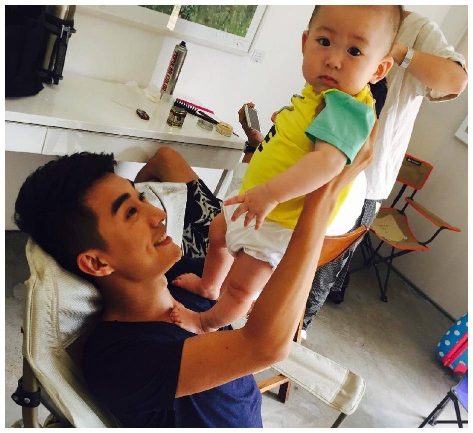 男明星抱娃的样子成毅严肃罗云熙温馨看到最后挺有童趣