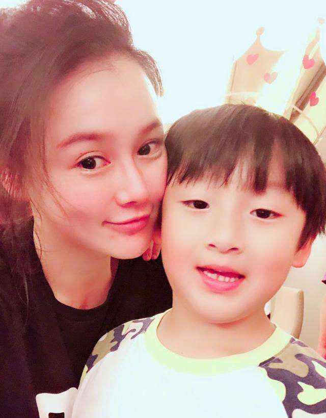 拳王邹市明的儿子长大啦曾经因为胖被人嫌弃如今变瘦身帅哥