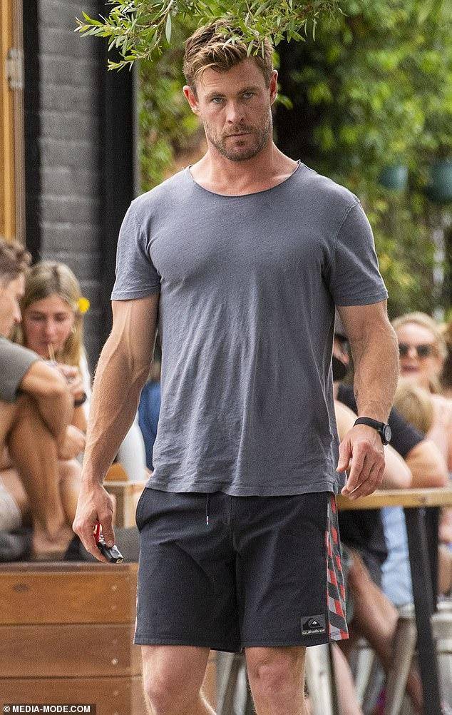 37岁雷神与大7岁妻子外出,赤足有个性,肌肉健硕快撑爆衣服_克里斯