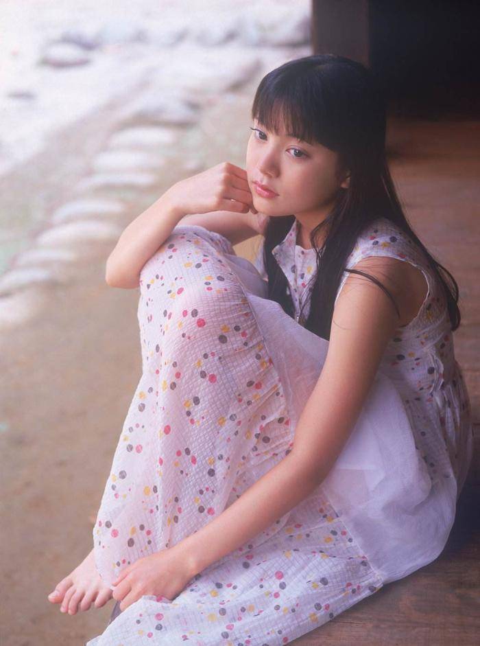 但是都说岁月是把杀猪刀,如今的铃木杏里已经30多岁了,外在形象也发生