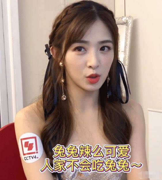 央视的中秋晚会,张含韵采访直播,去掉美颜的状态令人羡慕