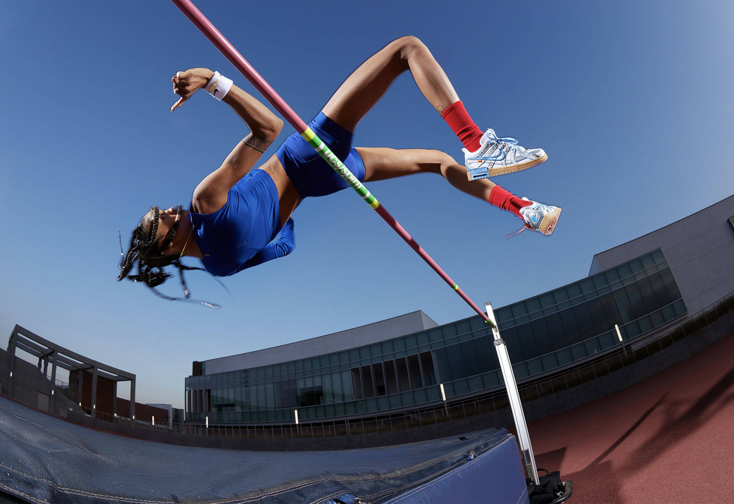 vashti cunningham 演绎 nike x off-white rubber dunk