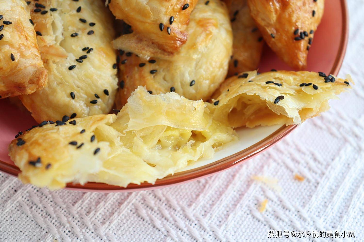 芝士榴莲酥这么做,臭香的美味停不了口,要不要来一块的呢?