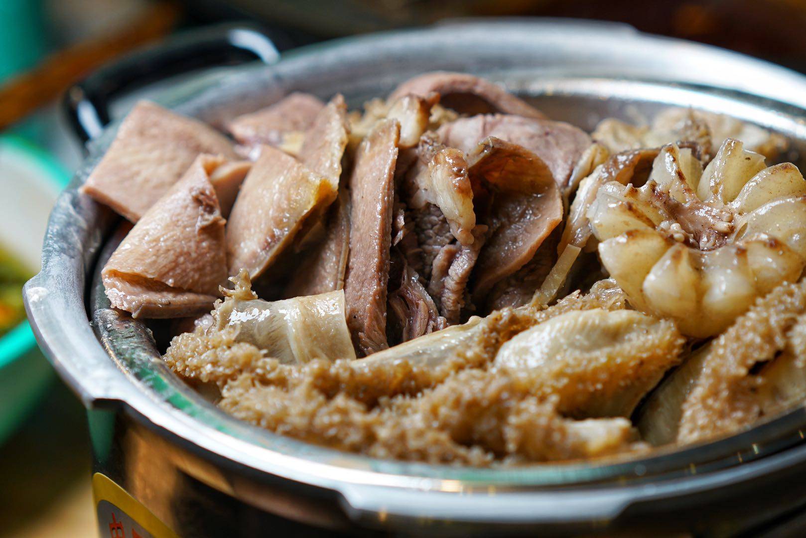 地摊火锅:重庆特色白卤牛杂火锅