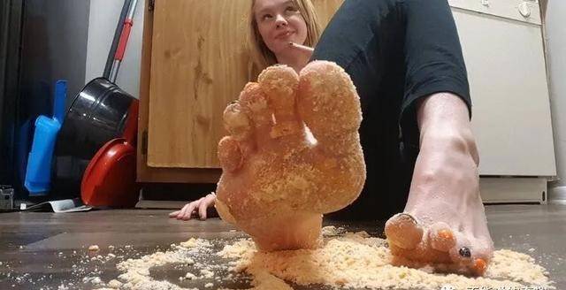 23岁女生尝试卖"脚照片",结果发家致富,还带动其他女生入行