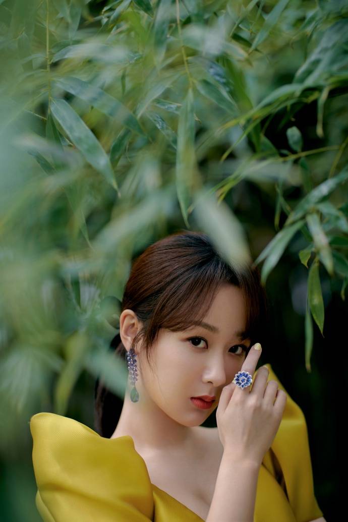 杨紫穿柳黄色深v长裙玩性感 后背美到让人挪不开眼