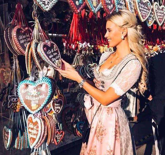 原创她是德国球星罗伊斯女友,身材高挑美若天仙,完胜前女友!