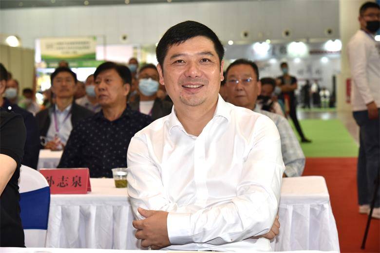 县长王慧杰讲,青山秀水育佳茗,茶香诗韵聚浓情.