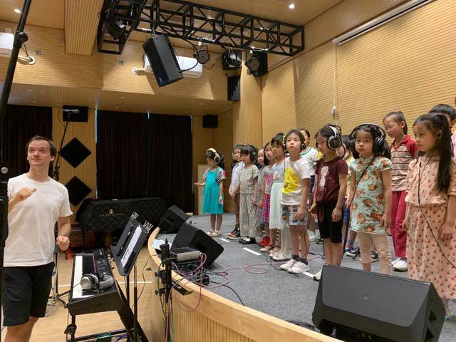 小小萌树童声合唱团登上舞台语言融入兴趣我愿世界更美好