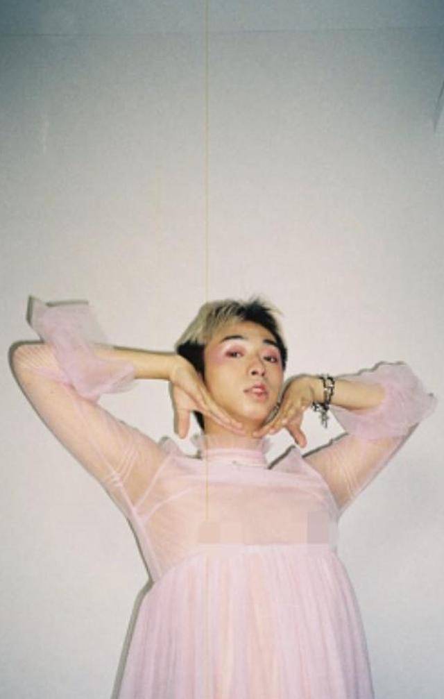 原创伊能静18岁儿子再晒女装照,穿纱裙画眼影,面对真我做女性化男孩