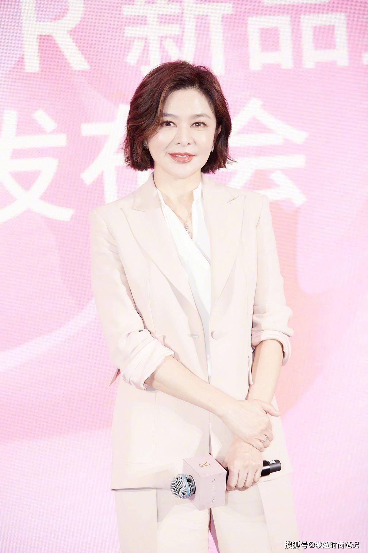 原创58岁关之琳太会保养!剪短发穿西装时髦又气质,肌肤紧实没赘肉