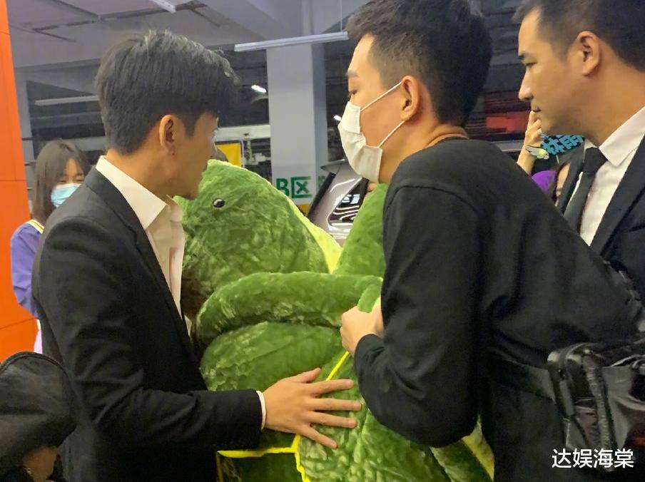林雨申被粉丝送绿毛龟,和李沁合作5次都没火,搭档赵露思成男神