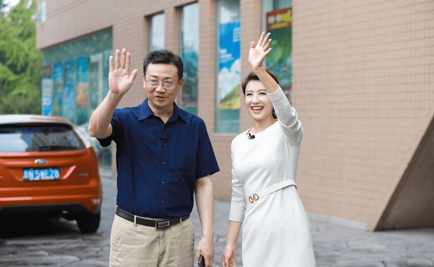 原创央视名嘴刚强夫妇罕见合体春妮穿粉西装婚戒超吸睛同框配一脸