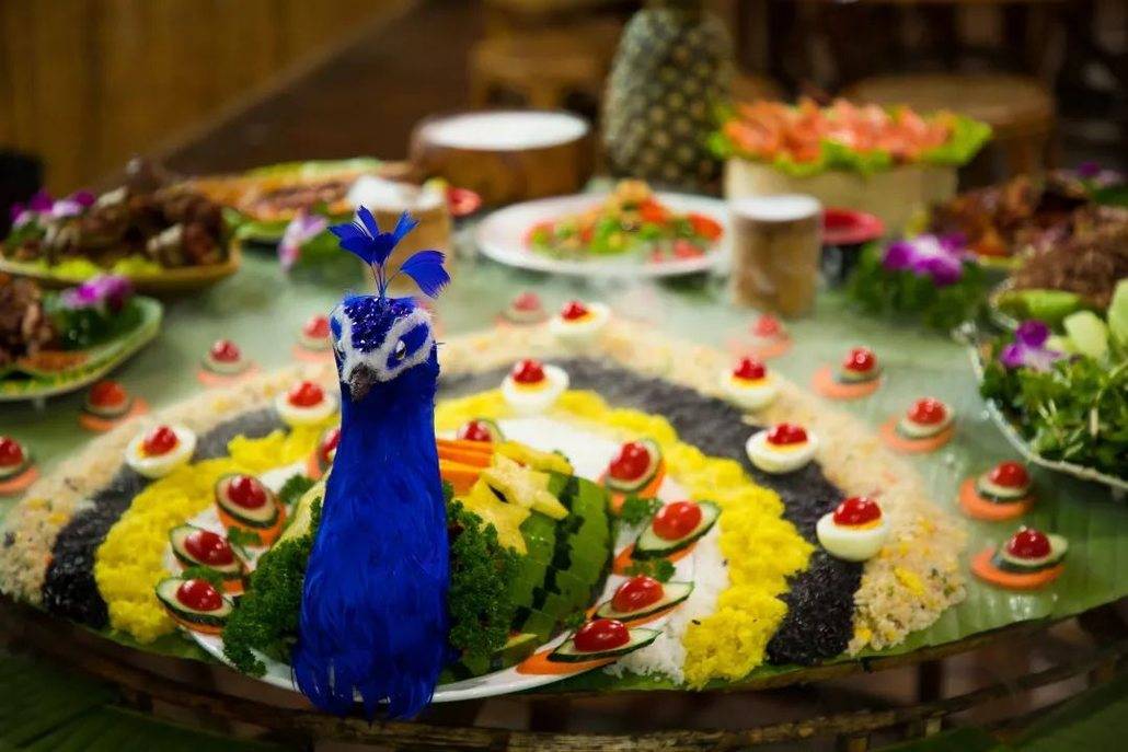 一桌孔雀宴,代表了傣族人民的美好愿望以及对四面八方游客的欢迎.