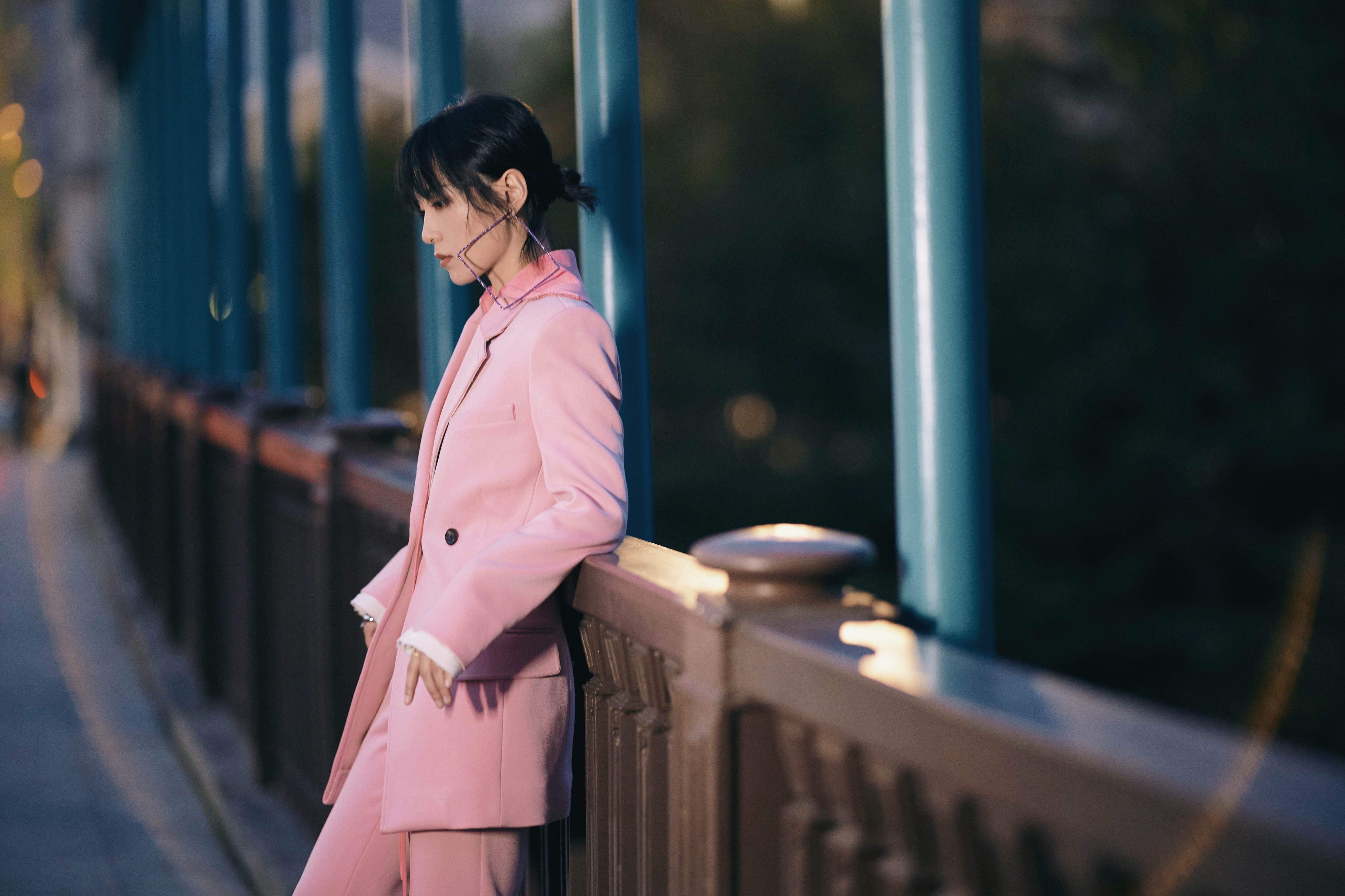 周笔畅亮相时代报告剧在一起晚会首唱新歌聚光致敬抗疫英雄