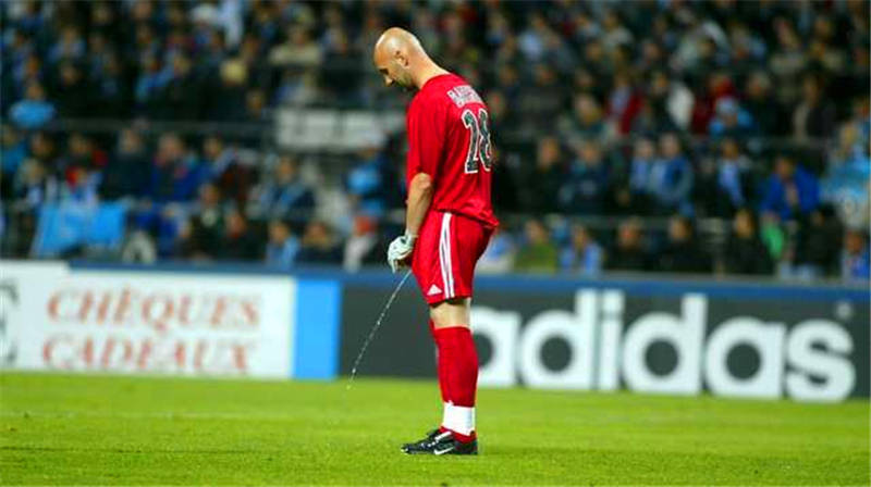 原创比赛中途想上厕所咋办罗纳尔多在球场上撒尿莱因克尔更加尴尬