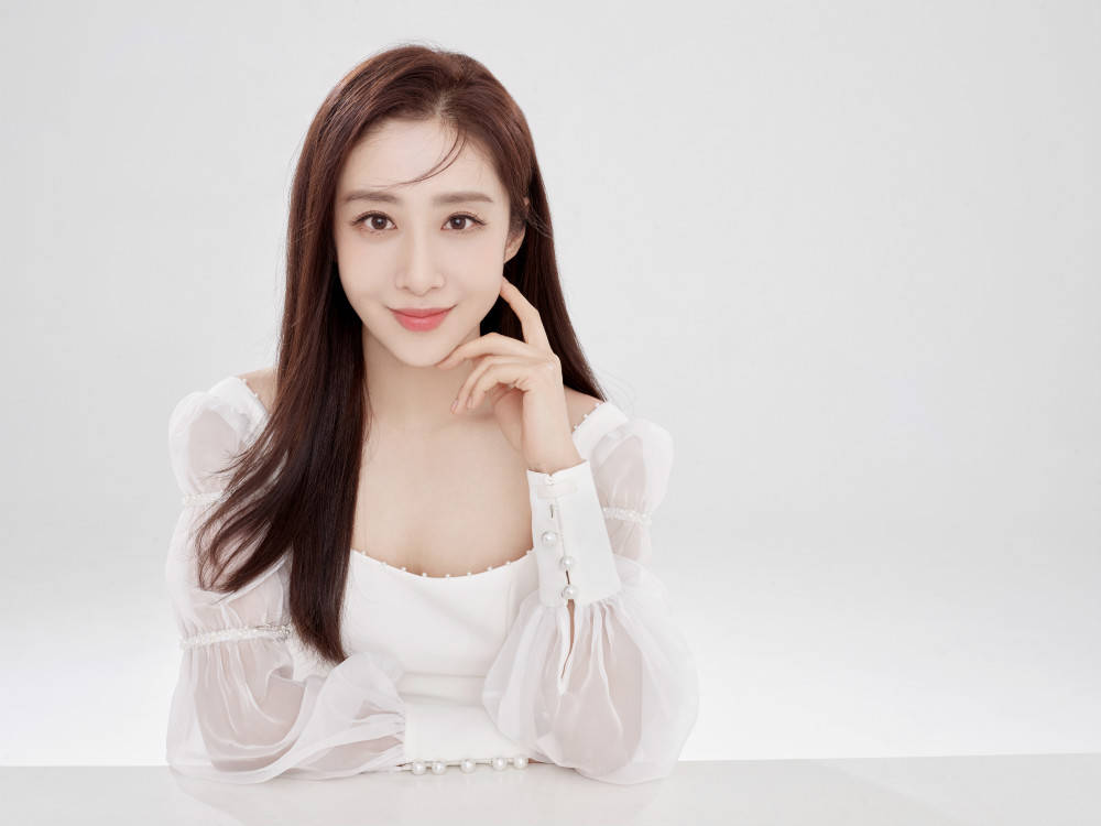 刘思彤镜头记录好身材大气温婉玲珑有致