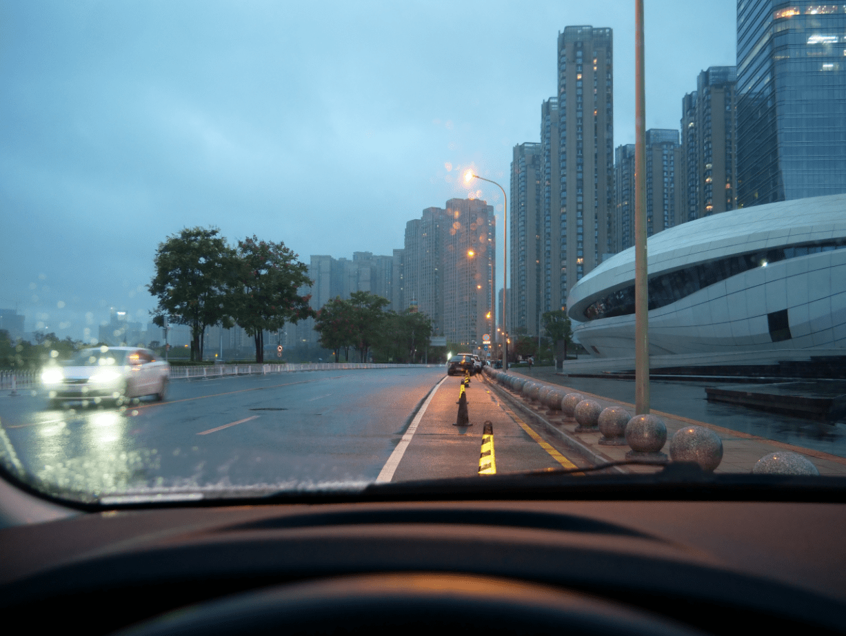 秋雨绵绵愁出行老司机教你雨天开车