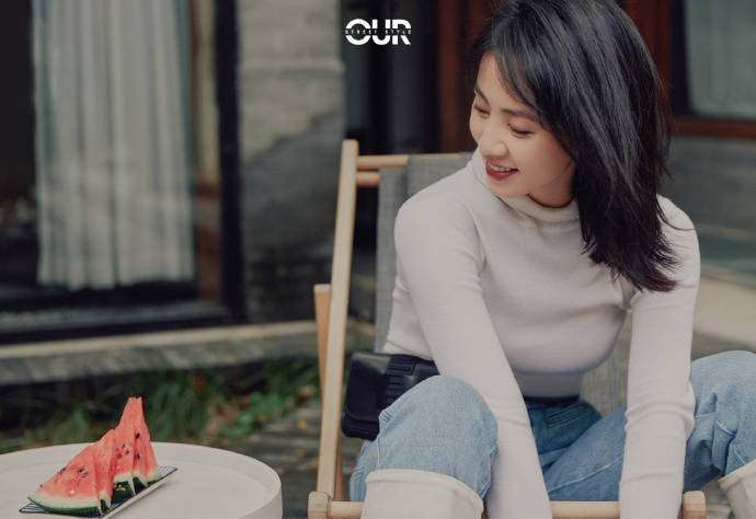 1/ 12 青砖灰瓦,清幽院落,孙莉穿着简单的针织衫和牛仔裤坐在树下的