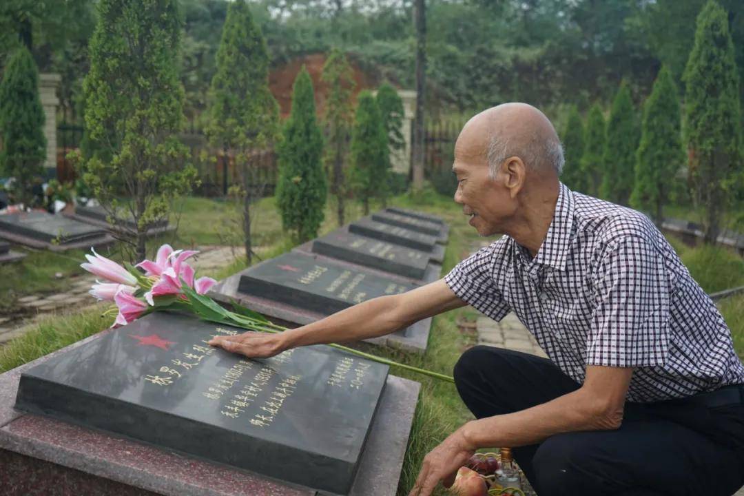 有3名赣南子弟倒下平均每公里漫漫征途几乎家家有红军,户户有烈士于都