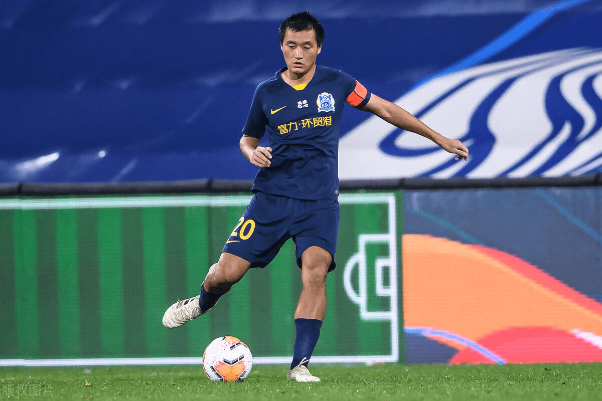 原创唐淼入选国足名单引争议,本赛季表现不佳,球迷直言他还不如张弛