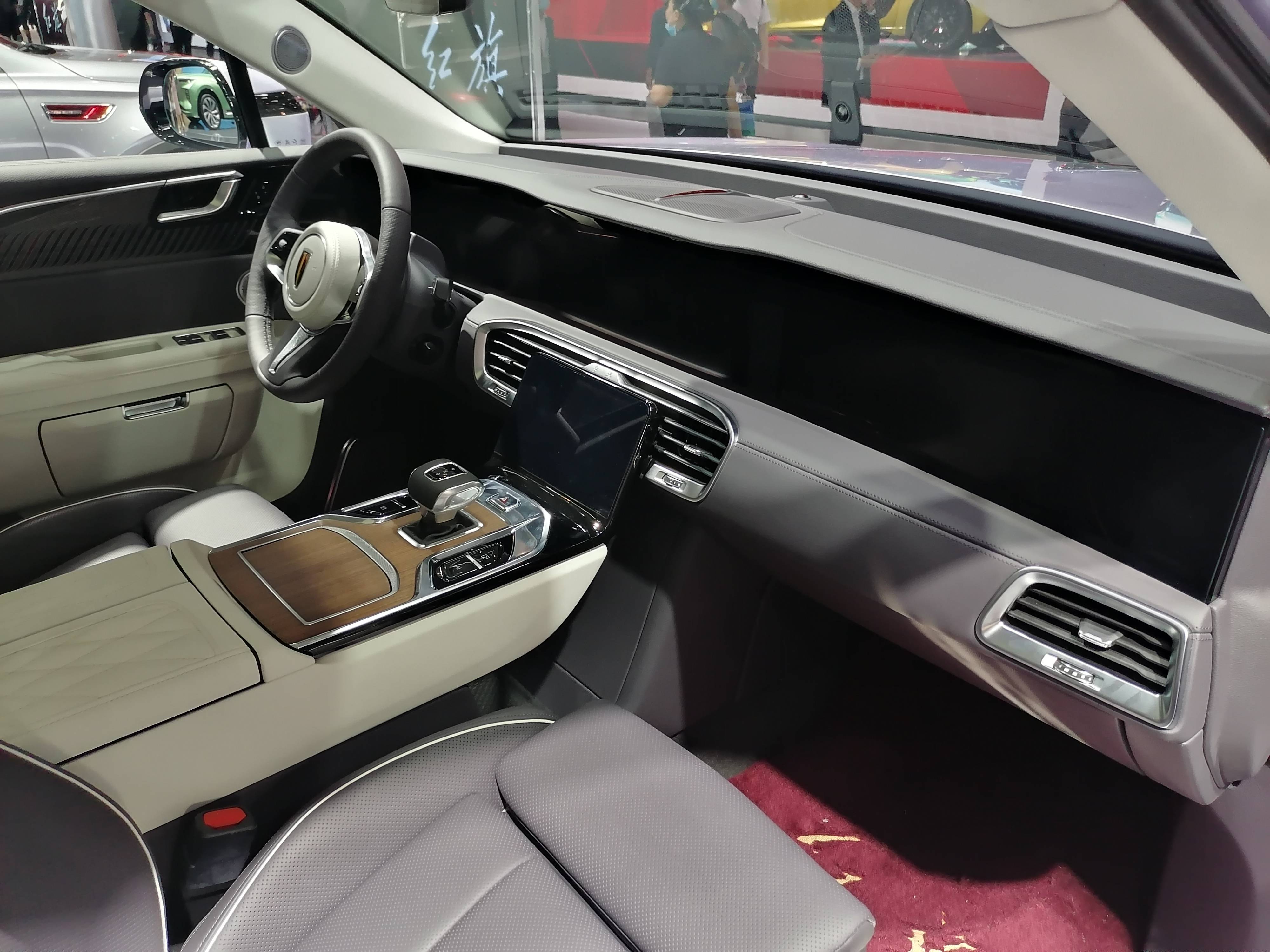 内饰方面,红旗e-hs9内饰有很强的中式风格,但又很有科技感,可以说是