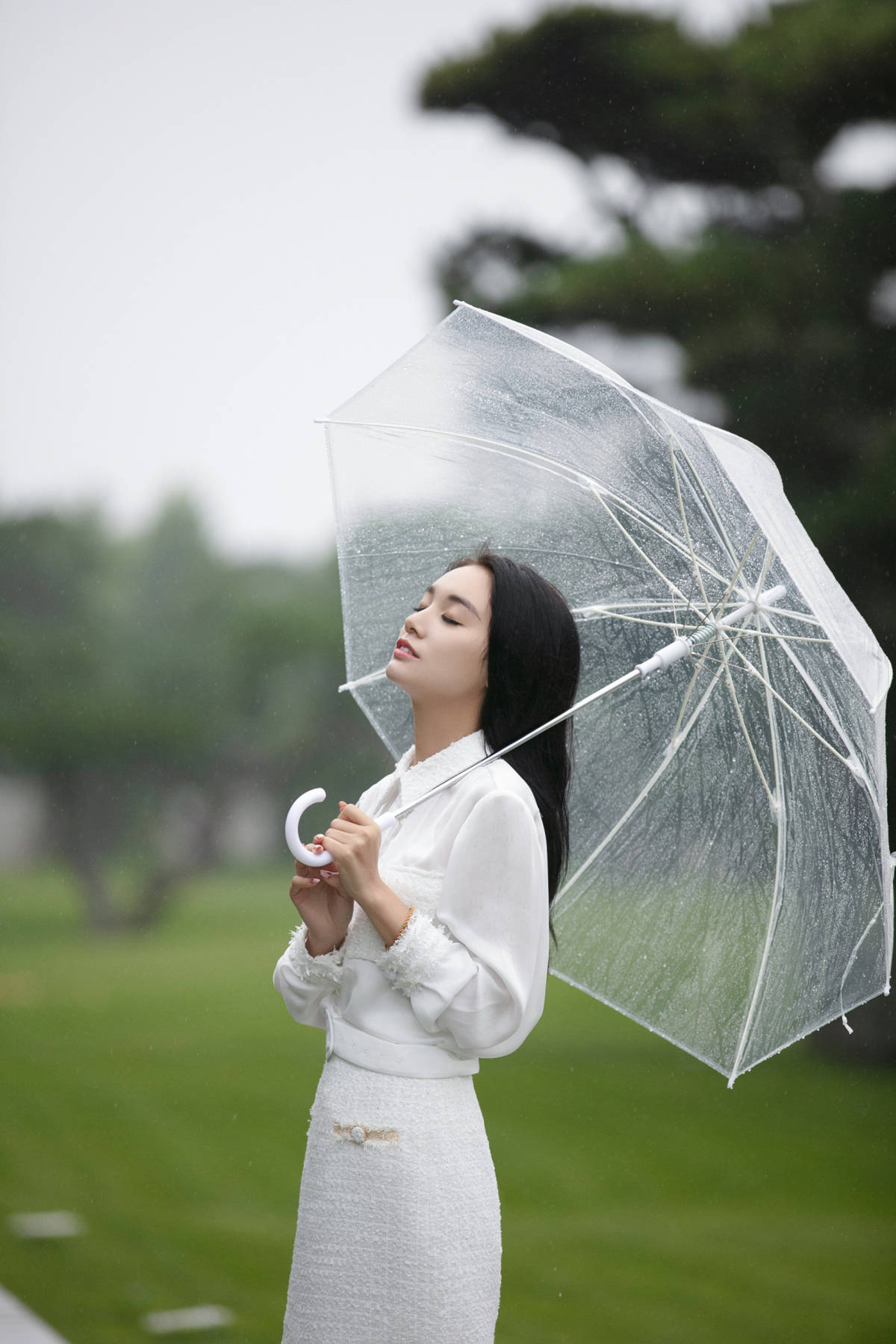 雨中美女图片图片