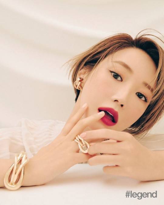 韩国女艺人高俊熙最新杂志写真大秀长腿