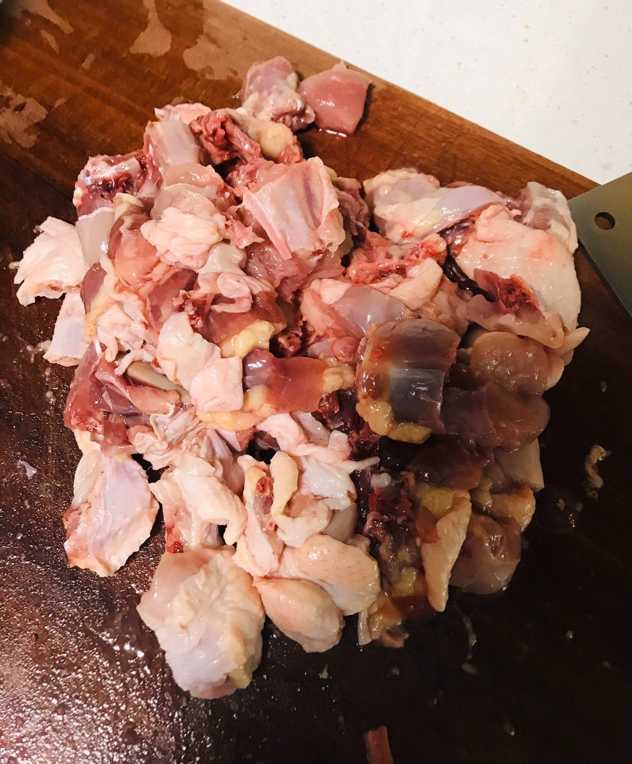 步骤2 将小公鸡剁成2厘米左右大小的块儿