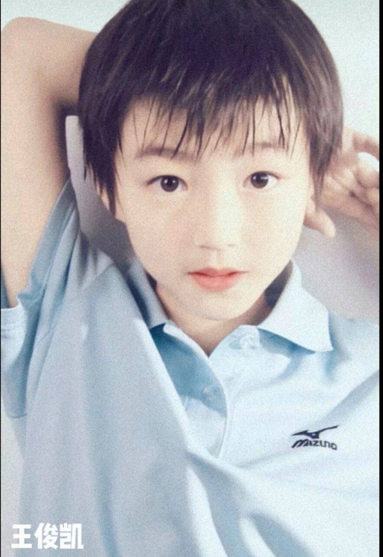 王源王嘉尔小时候肥嘟嘟,张艺兴鹿晗奶乎乎,薛之谦竟扮过女孩子_rua
