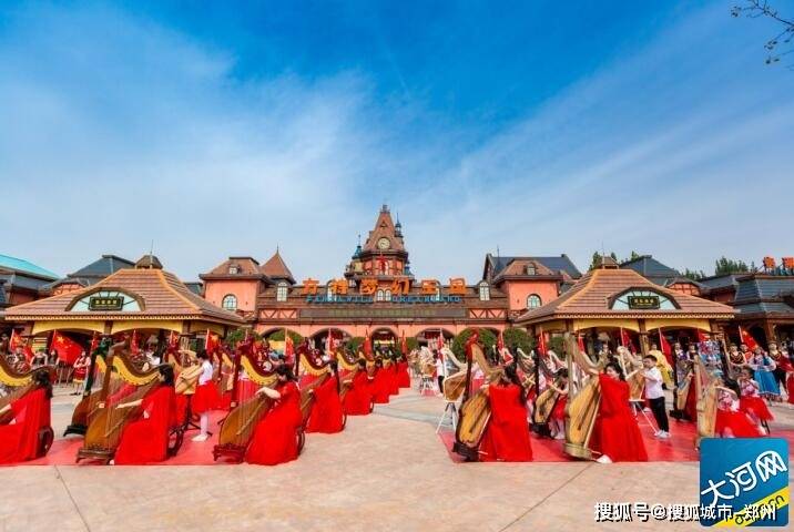 活动当天,在处处飘扬着鲜艳五星红旗的方特旅游度假区,百名箜篌演员