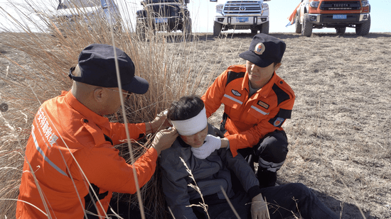 救援演习现场中安特勤救援队员正在救治伤员