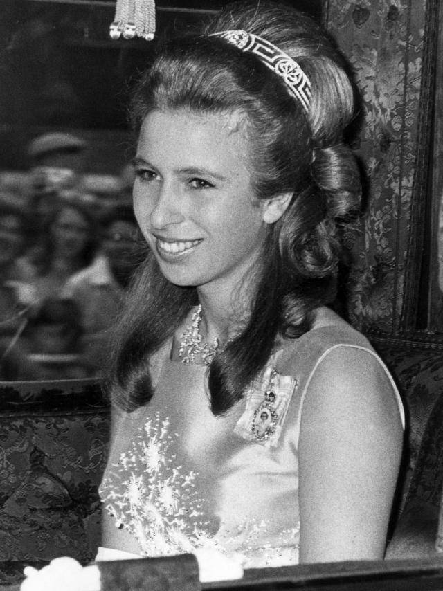 英国女王唯一的女儿,没有亲娘的耀眼美貌,却活出了不一样人生