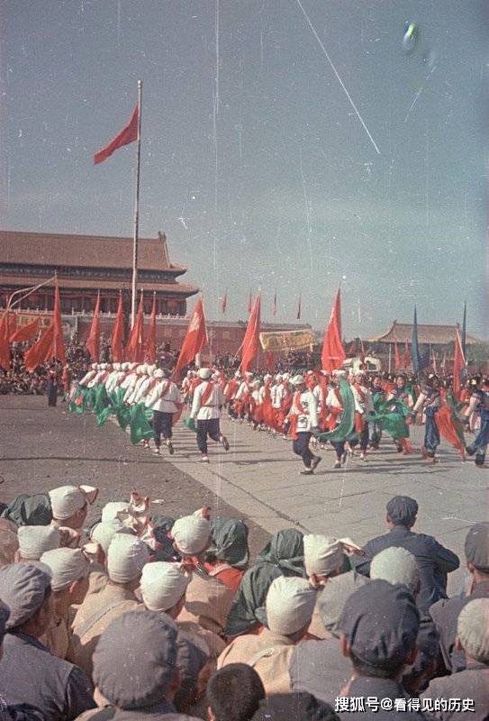 老照片 1949年開國大典 天安門廣場上扭起了大秧歌