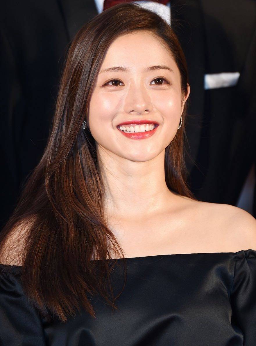 直男斩石原里美够直接与男友相恋一年就闪婚男粉们心碎了