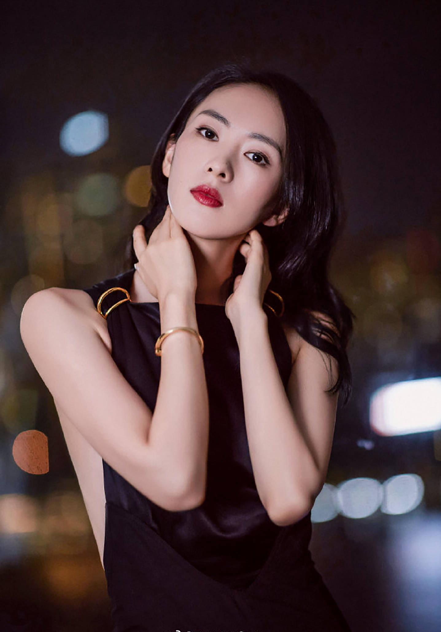 童瑶真是与众不同,穿黑色挂脖连衣裙像极了贵妇,气质优越好高级