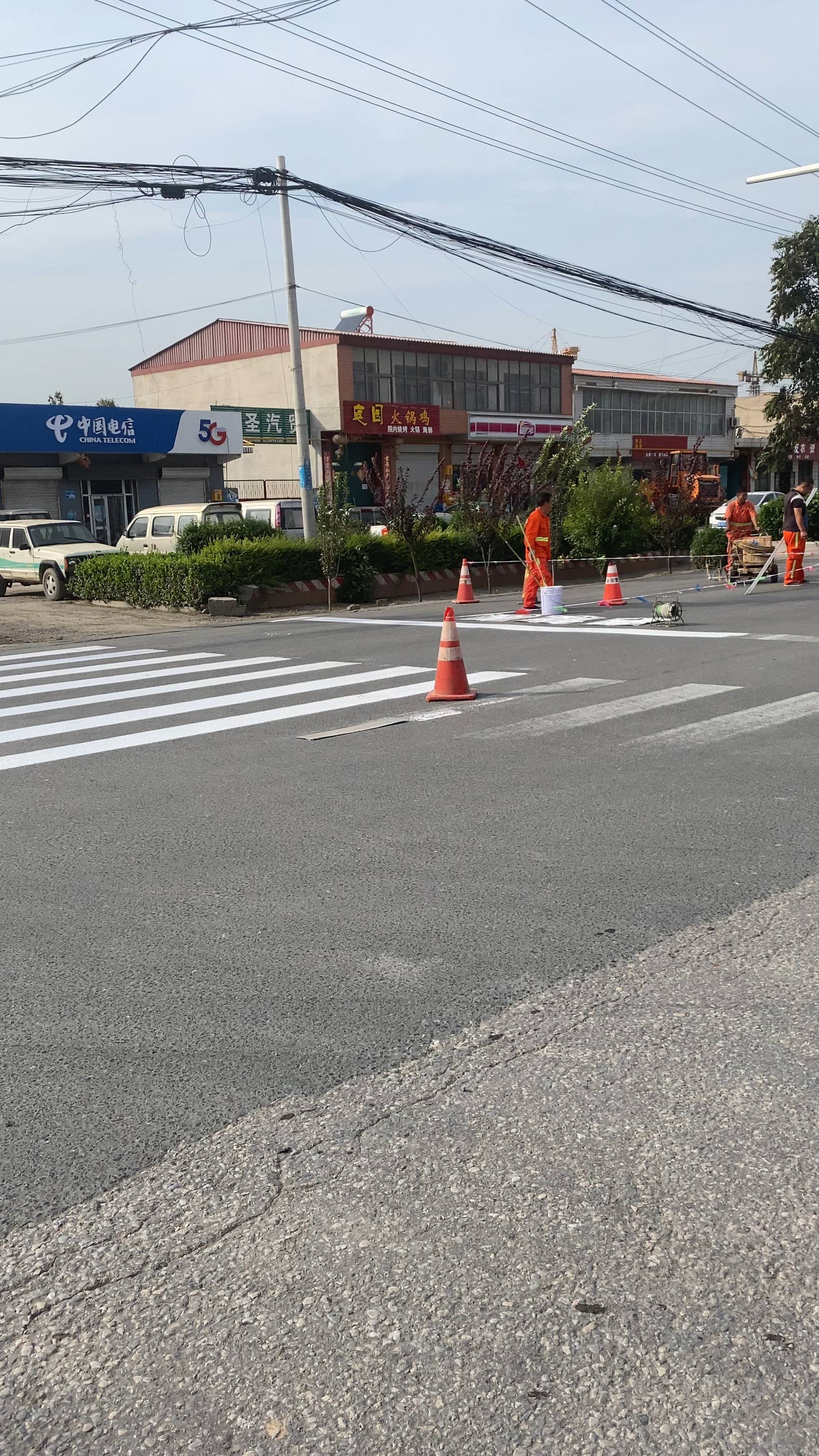 107国道邢台沙河城各村口减速车让人!