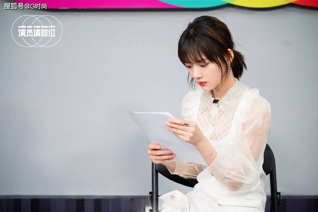 任敏身穿白色连衣裙亮相综艺十分吸睛