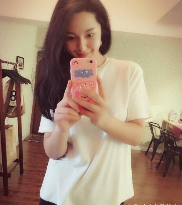 易建联前女友近况,30多岁仍单身,天天晒自拍