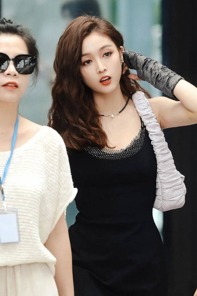 吴宣仪私服穿搭也太辣了吧!吊带裙配波浪卷发,熟女打扮太适合她