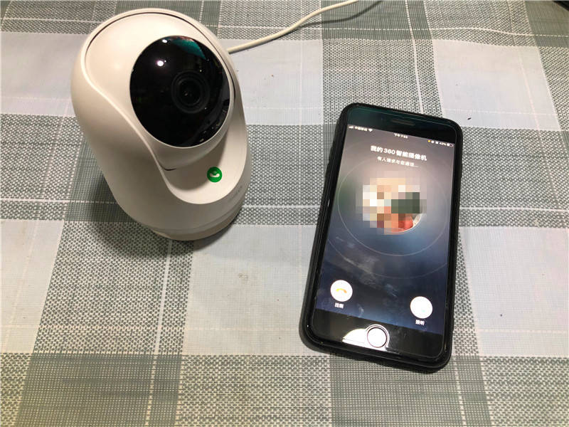 一键隐私功能,在app的主操作界面,点击休眠,摄像机就会自动向下转动