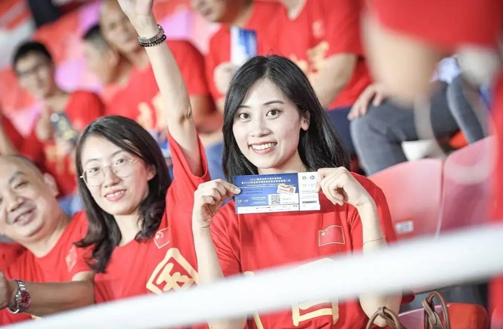 近日,国内知名足球女记者李璇就在社交媒体表达了中超球队目前的现状