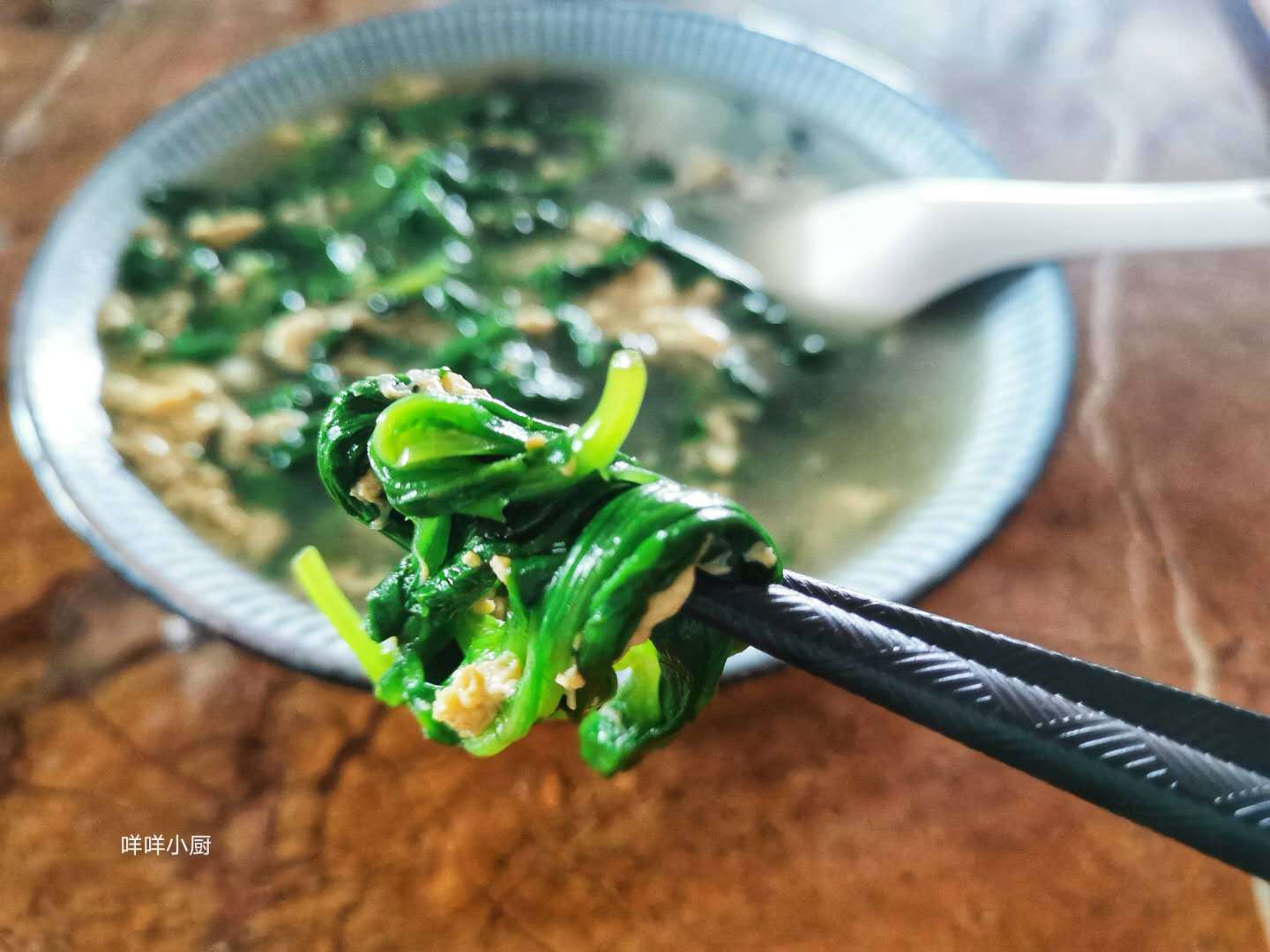 简单的食材,简单的做法,常常是最养生的吃法,分享简易的茼蒿汤